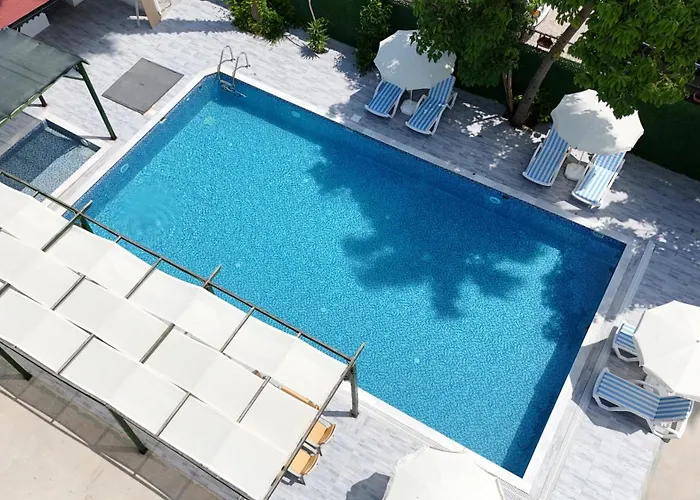 Hillside Apartmanhotel 3*