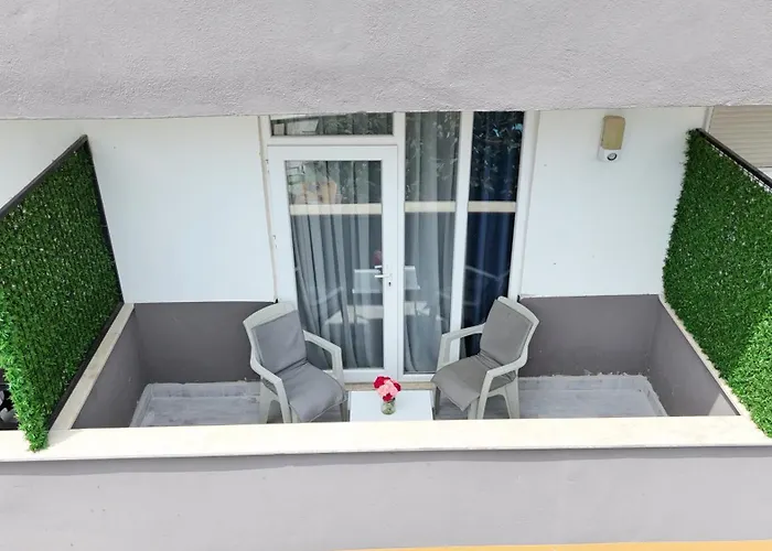 Hillside Aparthotel 3*